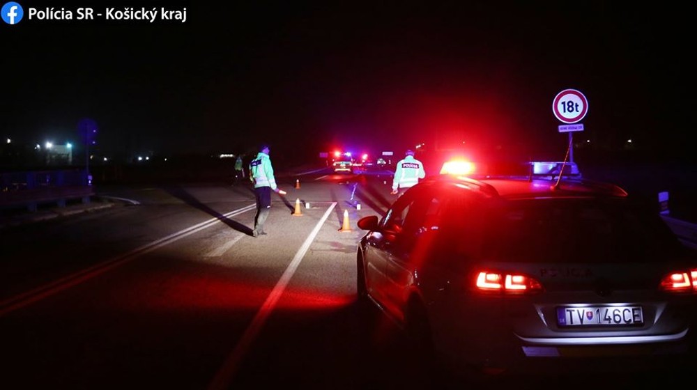Dve nočné nehody skončili tragicky. O život prišiel chodec i vodič