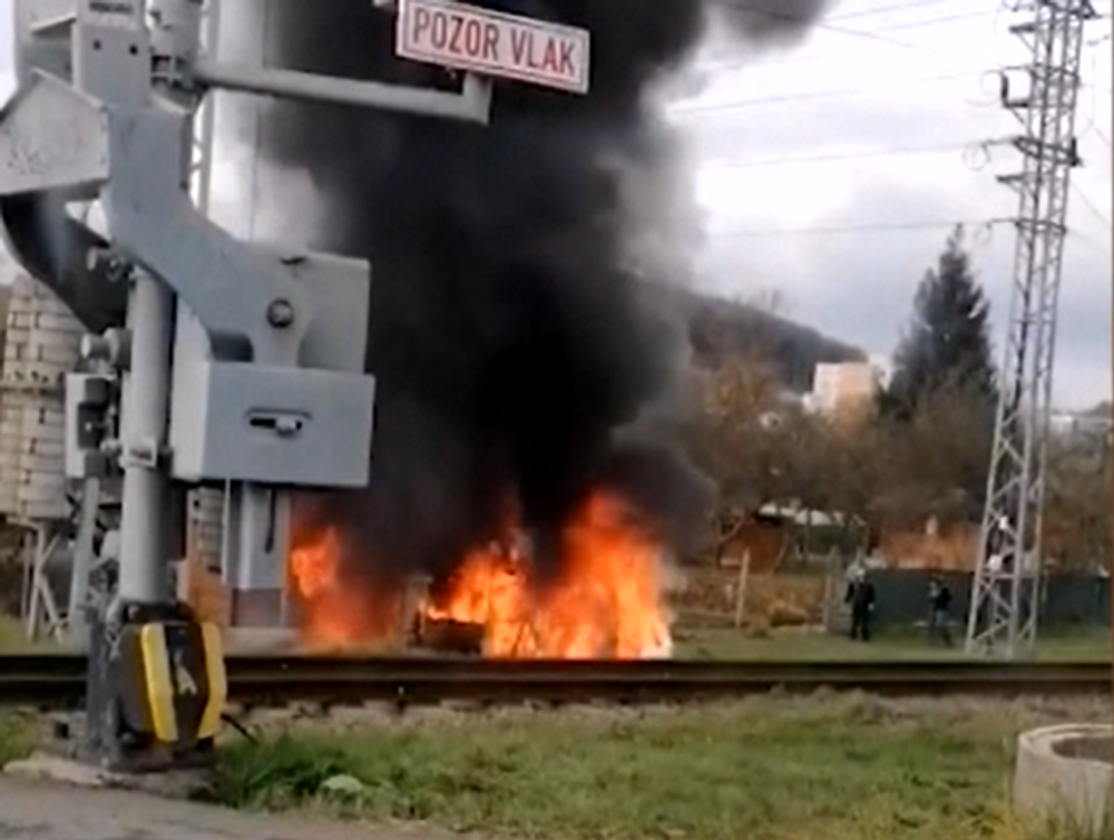 Vodičovi začalo horieť cestou zo servisu auto. Zostali iba obhorené plechy