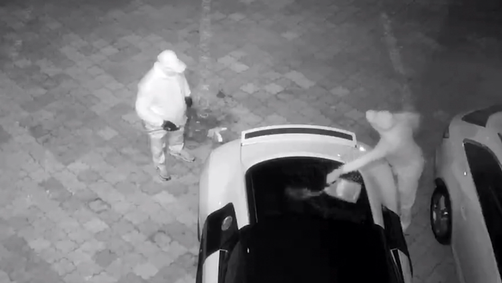 Dvaja maskovaní muži podpálili luxusné auto