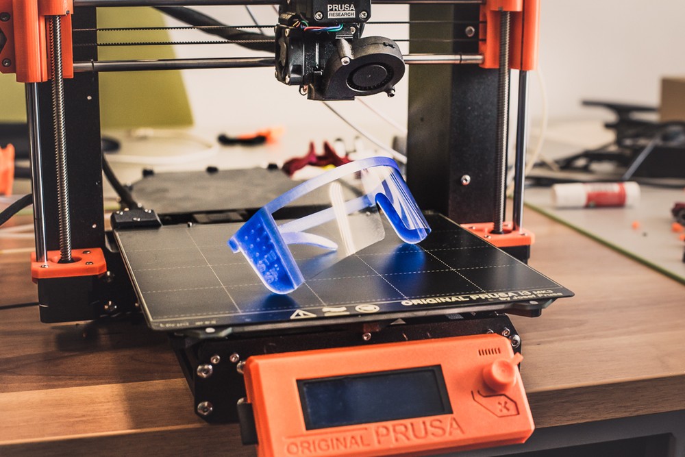 Na produkciu okuliarov využívajú 3D tlačiareň