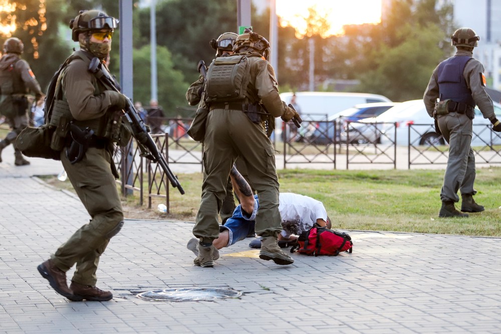 Protestujúce ženy v Bielorusku a zásah polície