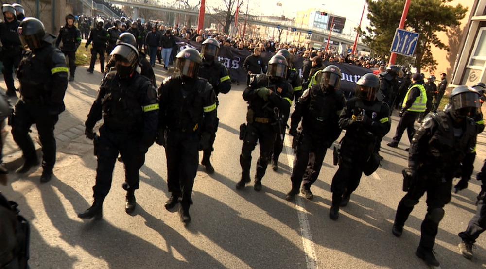 Vodné delá, psovodi a ťažkoodenci. V Trnave sa hralo najväčšie slovenské derby