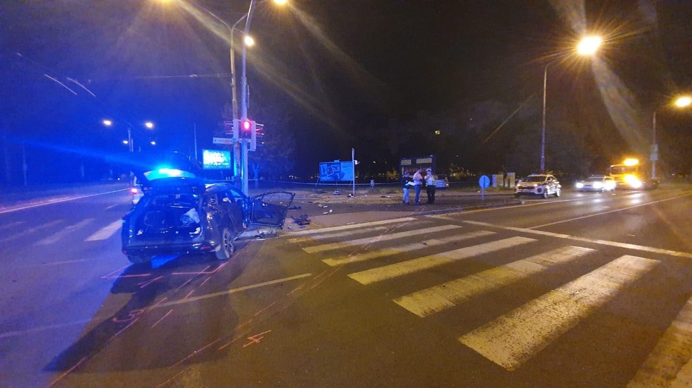 Tragická nočná autonehoda: Štyri osoby sú v kritickom stave, jedno z áut dokonca zachytilo chodca na priechode