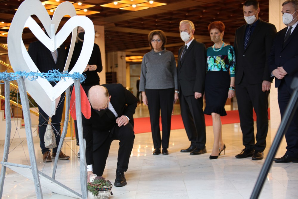 Poslanci za SaS zapálili sviečku pri symbolickom pamätníku vo foyer v Národnej rade SR