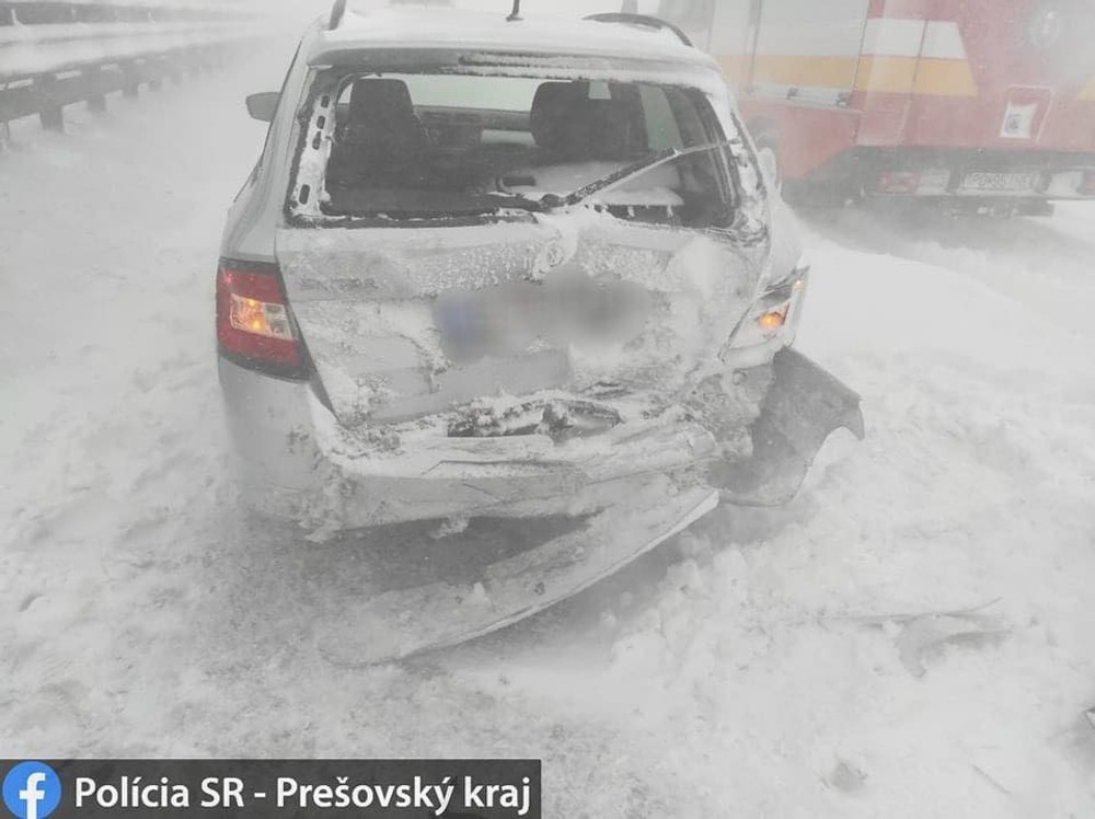 Diaľnicu pod Tatrami uzavreli, zrazilo sa tam približne 30 áut