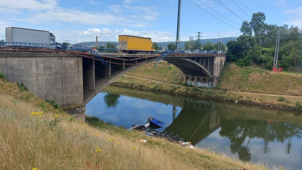 Nehoda kamióna: Vodič zletel z mosta