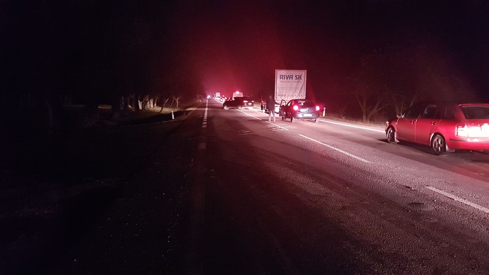 Pri Šamoríne sa zrazili tri autá, pri nehode zomreli dvaja ľudia.jpg