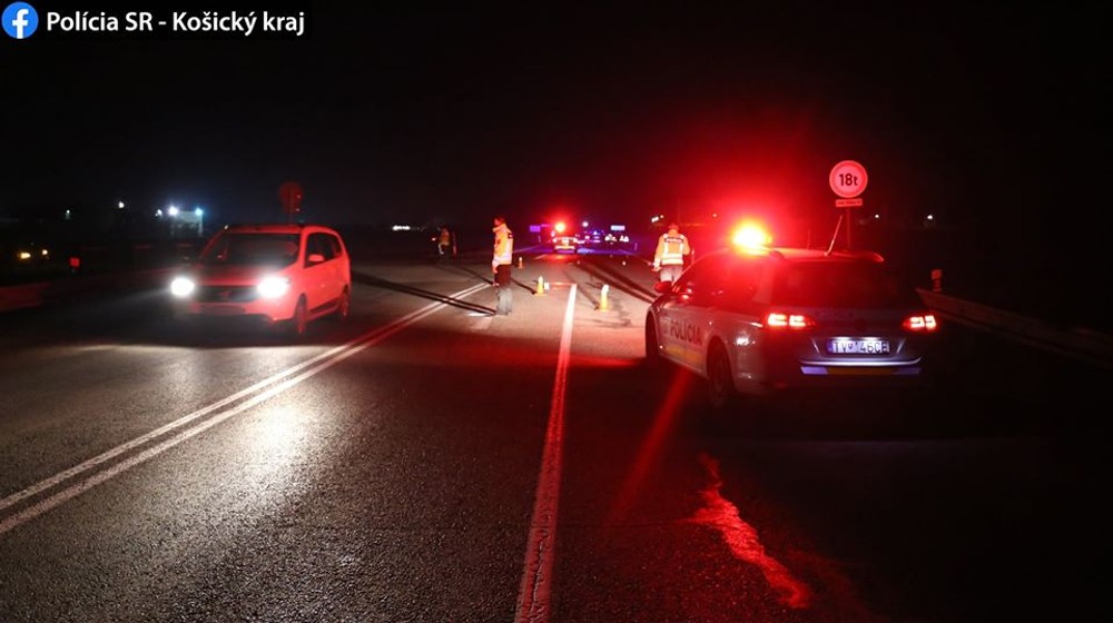 Dve nočné nehody skončili tragicky. O život prišiel chodec i vodič