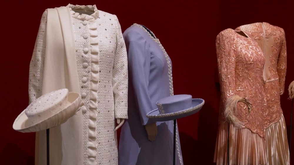 Výstava šiat kráľovnej Alžbety II. v Londýne