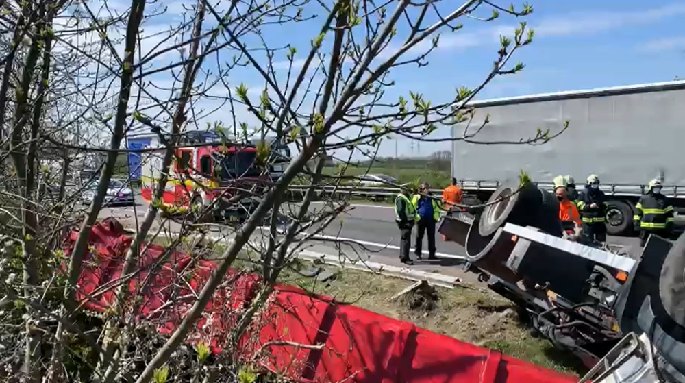 Diaľnicu D2 uzavrela nehoda