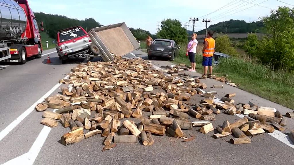 FOTO: Pri vážnej nehode troch áut vo Zvolene lietali triesky11159