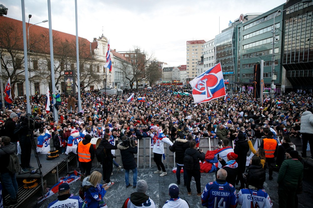 Oslavy hokejistov na Námestí SNP