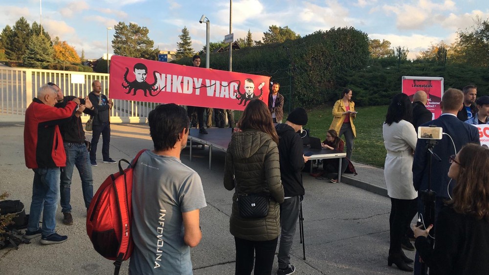 Gorila opäť ožíva aj v uliciach. Pred domom Haščáka sa zhromaždil dav demonštrantov