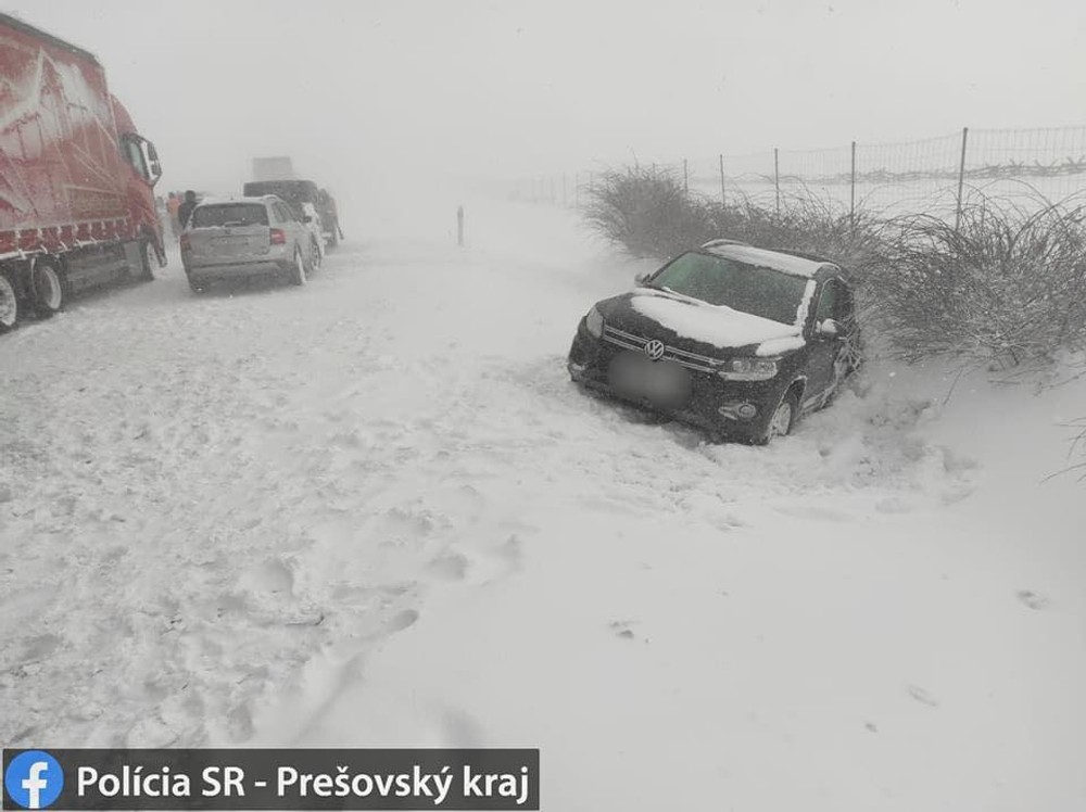 Diaľnicu pod Tatrami uzavreli, zrazilo sa tam približne 30 áut