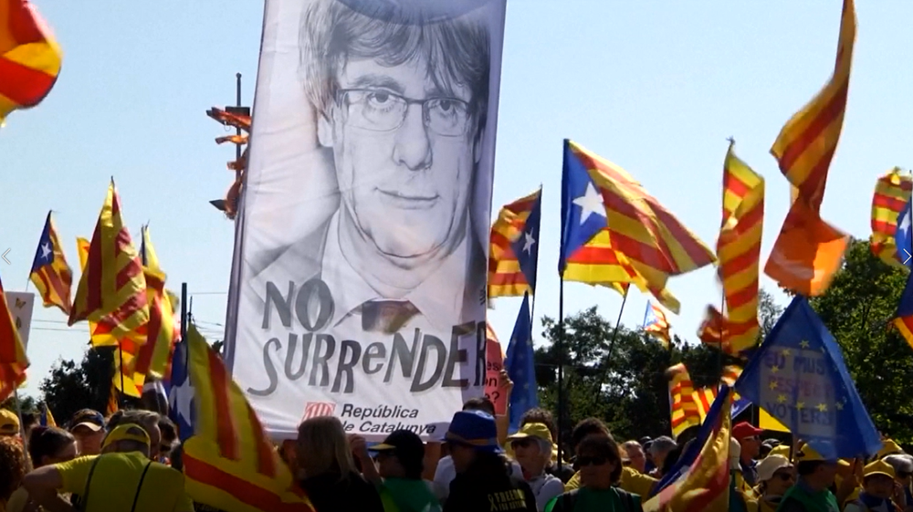 Úvodné zasadnutie nového Európskeho parlamentu poznačili protesty