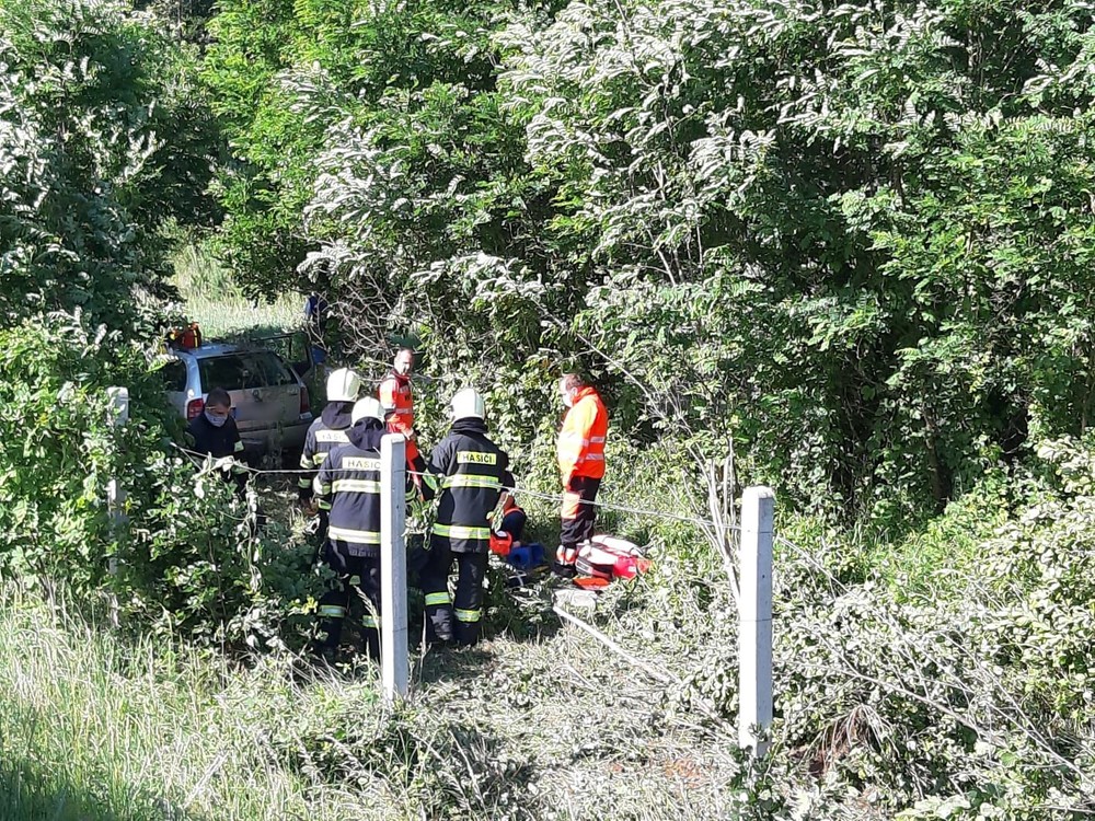 Na D2 došlo k smrteľnej nehode. Auto skončilo mimo cesty 