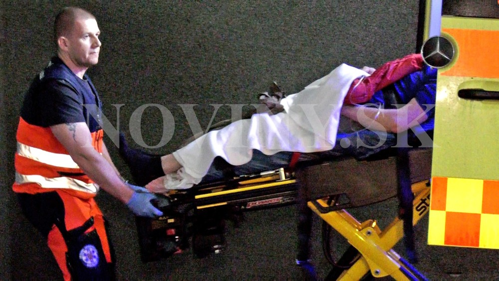 Napadnutý muž na nosidlách