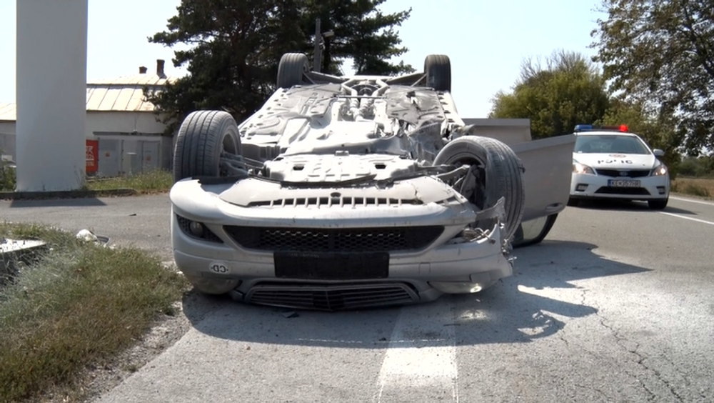 Vodič dostal za volantom mikrospánok. Po náraze sa vozidlo prevrátilo na strechu