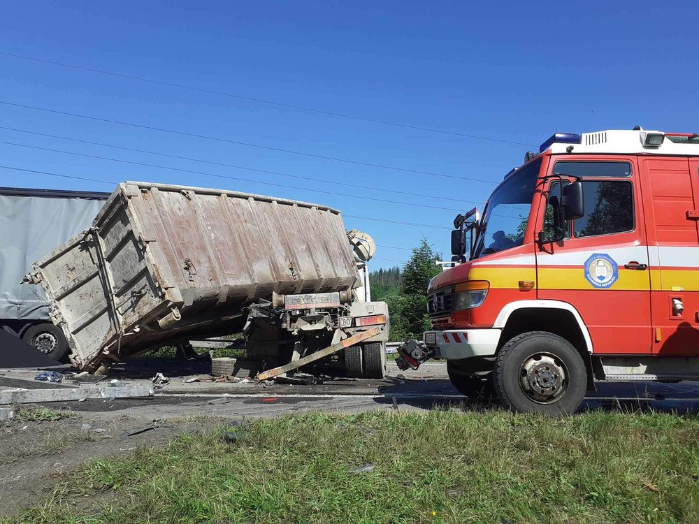 nehoda dva kamióny 