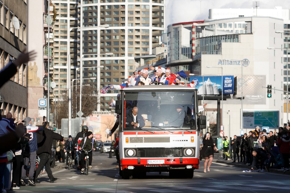 Hokejisti v autobuse