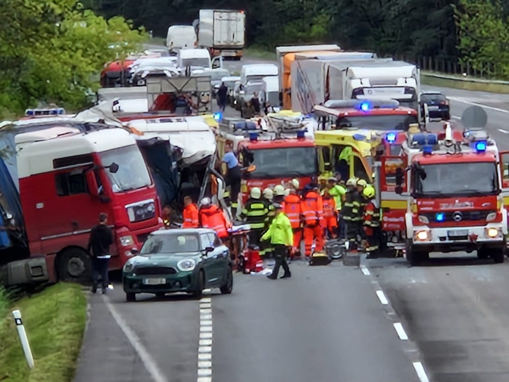 nehoda D2 autobus kamion HAJDIN (2)