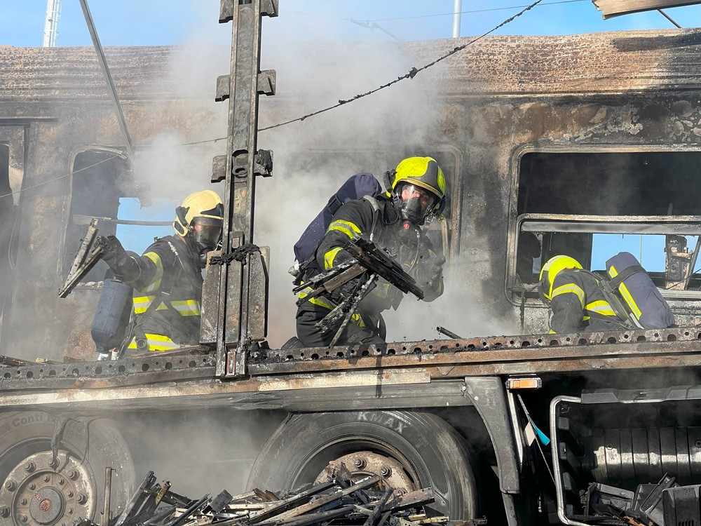 zrážka vlak kamion požiar hasiči (3)