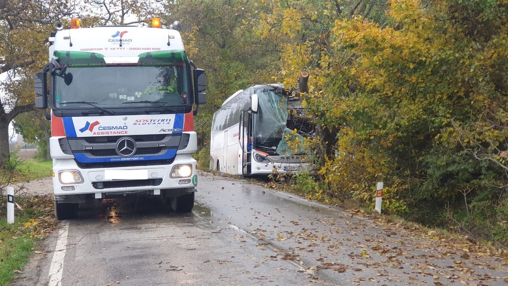 Tragická dopravná nehoda autobusu v obci Prievaly