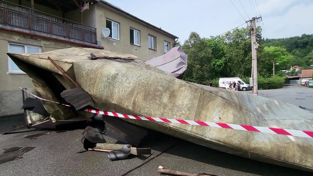 [multi] Spadnutá strecha búrka 392