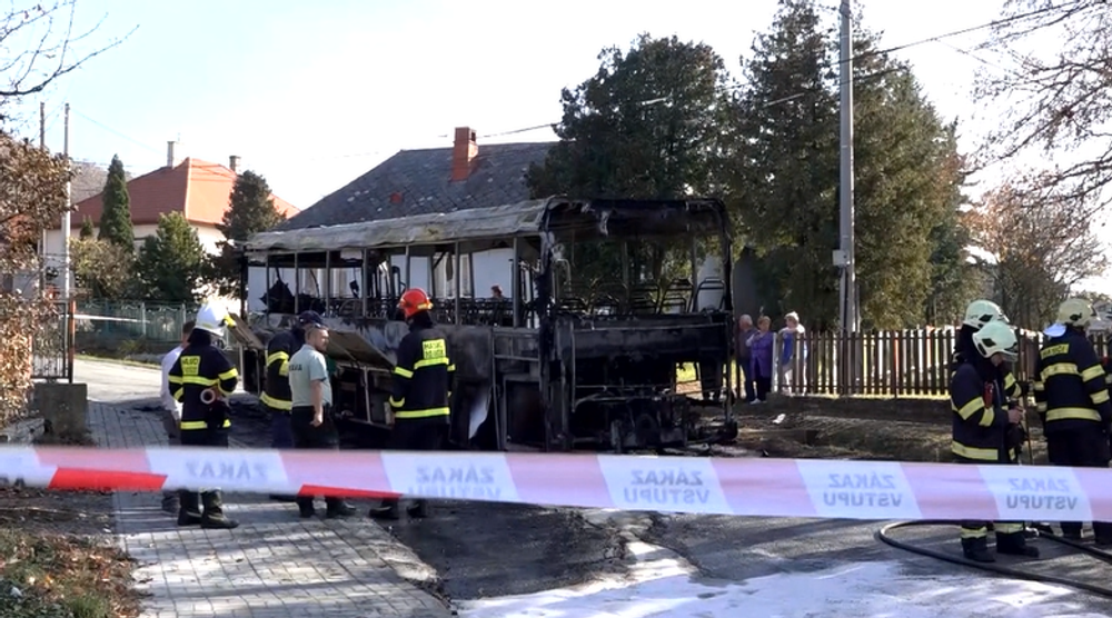  Autobus plný ľudí začal počas jazdy horieť. Zhorel úplne do tla 