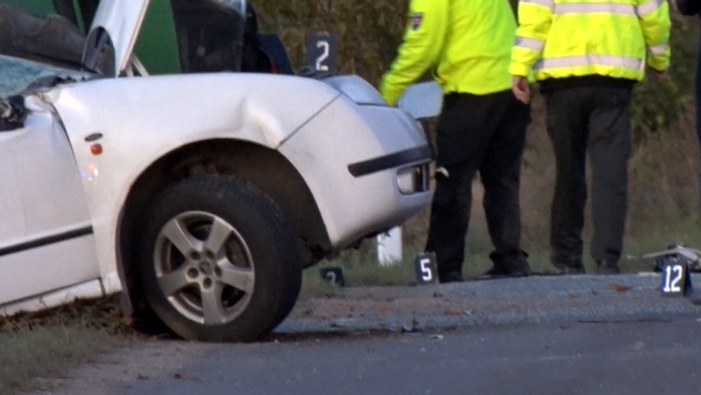 Pri zrážke auta s traktorom sa zranili dve osoby. Po 14-ročného chlapca letel vrtuľník 