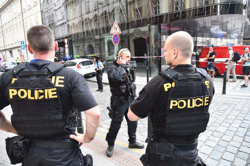 V centre Prahy sa zrútila časť budovy, zavalila niekoľko ľudí