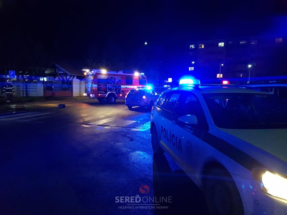 V Seredi vybuchlo pod bytovkou luxusné auto 6