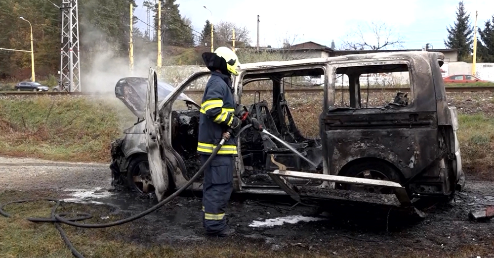 Vodičovi začalo horieť cestou zo servisu auto. Zostali iba obhorené plechy