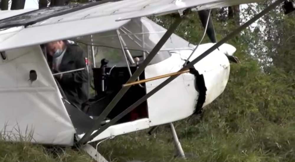 Opustené lietadlo na poli