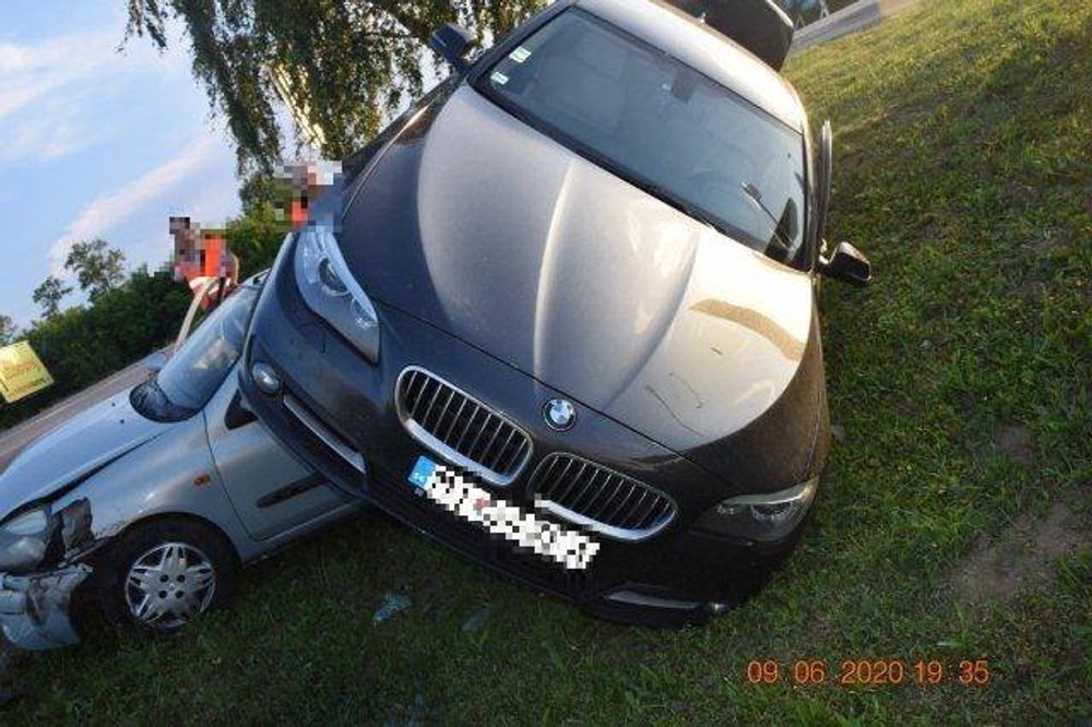 Pre predbiehaní skončil na streche pred ním idúceho auta, na krku má už obvinenie 