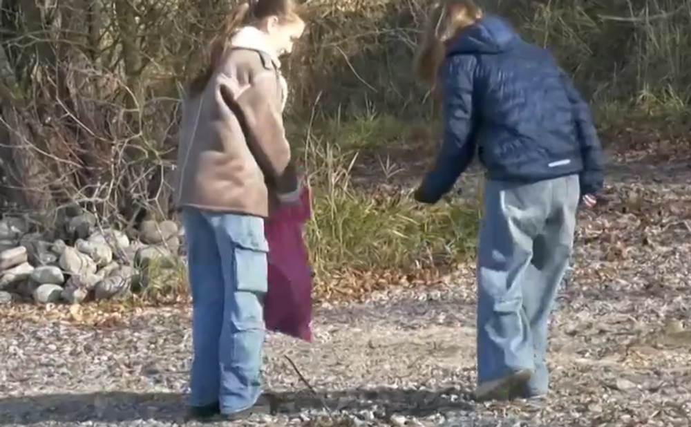 Žiaci zbierajú odpadky 3