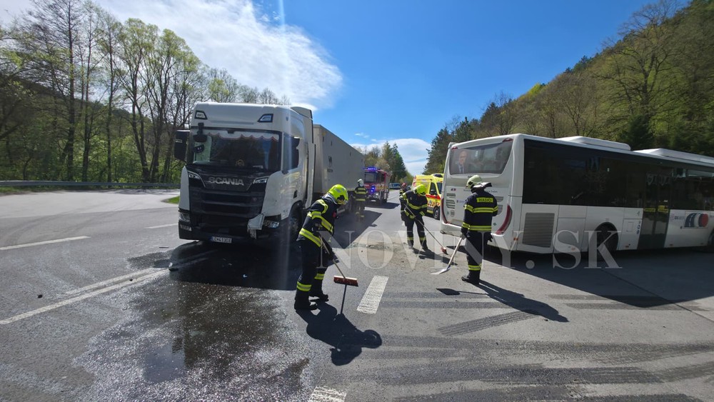 Zrážka autobusu a kamióna