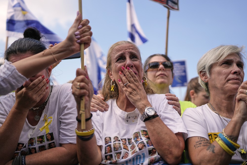 Reakcia ľudí, ktorí sa zhromaždili na námestí známom ako Námestie rukojemníkov v Tel Avive