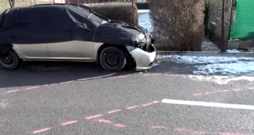 Nebezpečnou  jazdou ohrozoval vodičov a poškodil tri autá