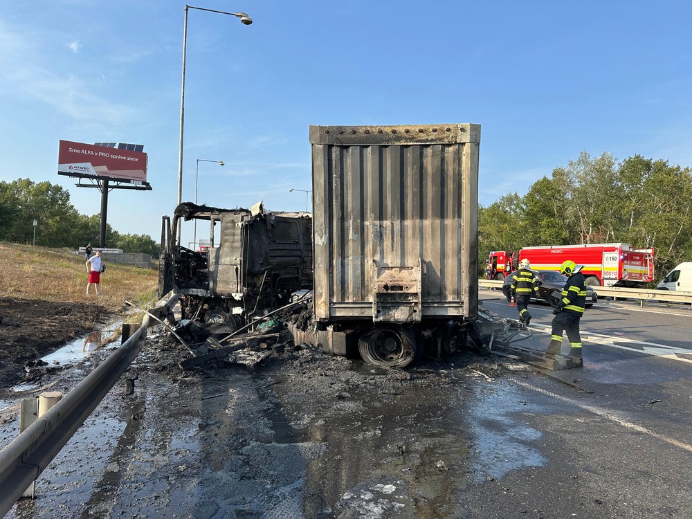 Požiar nákladného vozidla za mostom