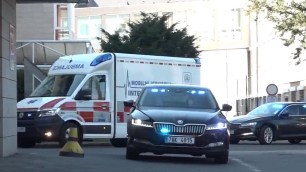 Zemana priviezla do nemocnice sanitka zo zámku v Lánoch.