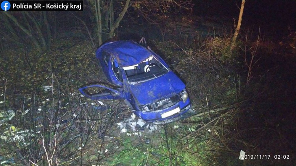 Dve nočné nehody skončili tragicky. O život prišiel chodec i vodič