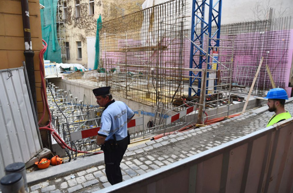 V centre Prahy sa zrútila časť budovy, zavalila niekoľko ľudí