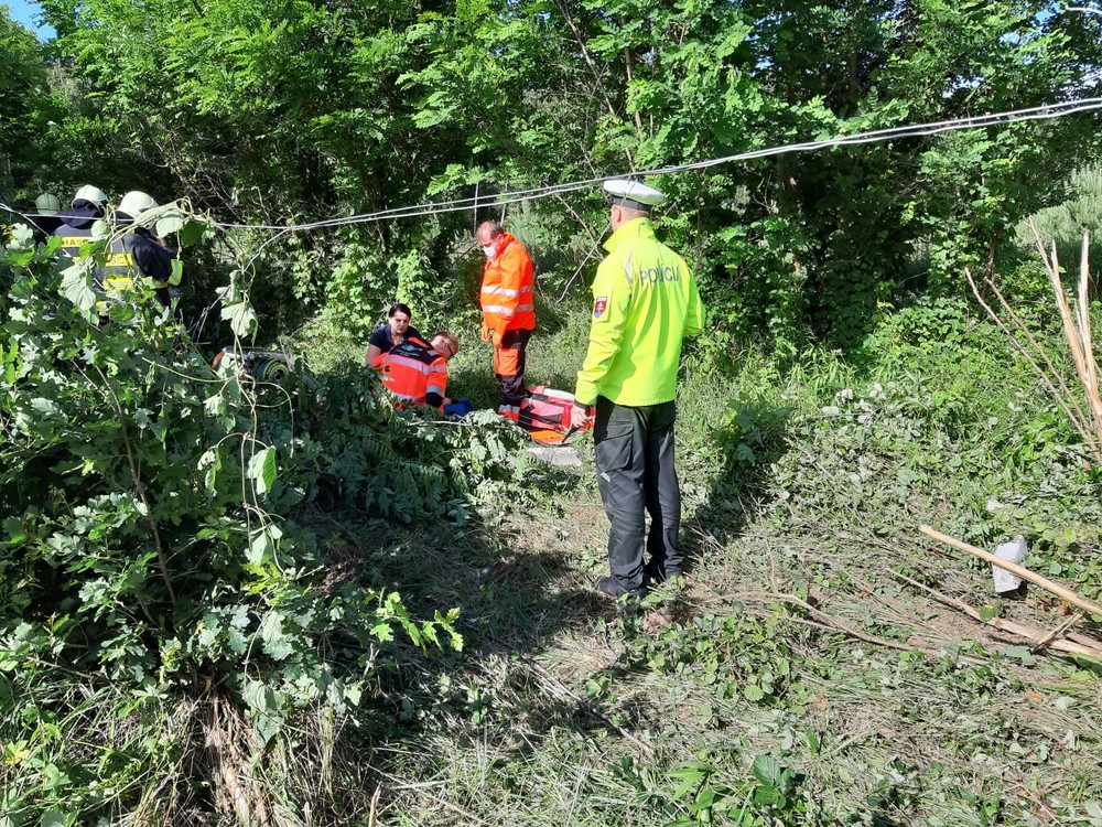 Na D2 došlo k smrteľnej nehode. Auto skončilo mimo cesty 