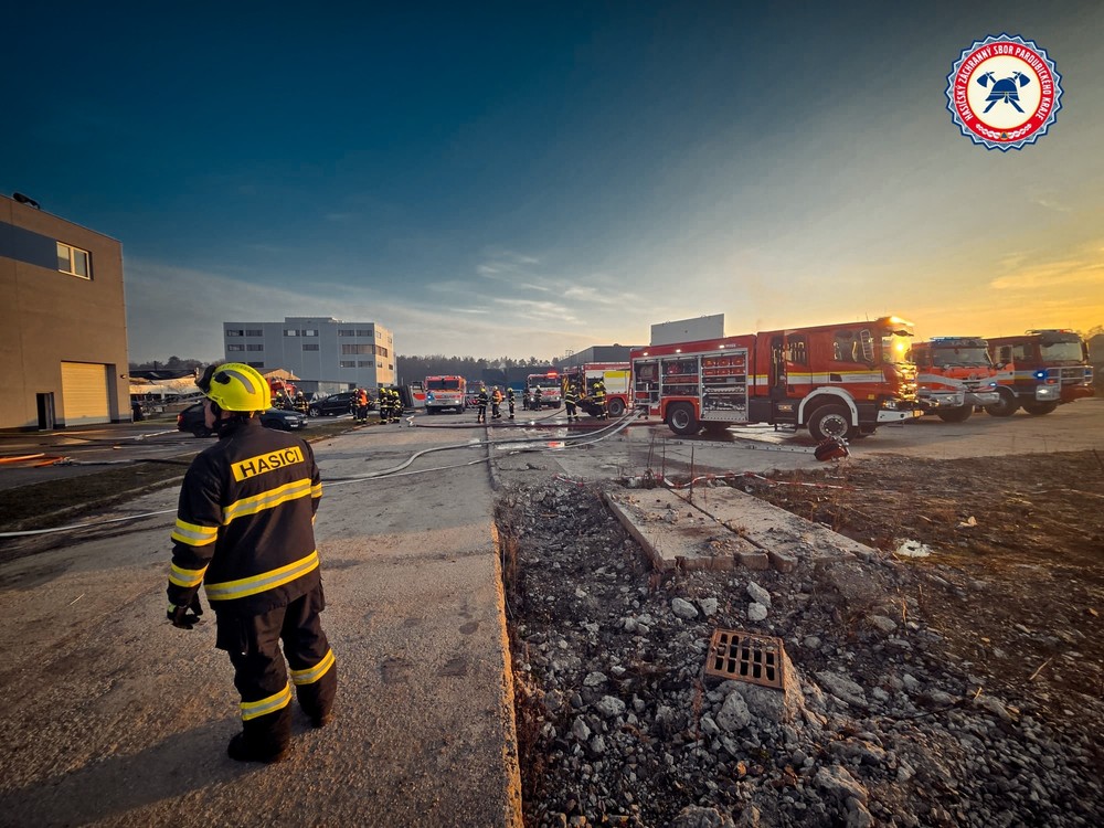 Požiar výrobného centra izraelských zbraní v Pardubiciach 