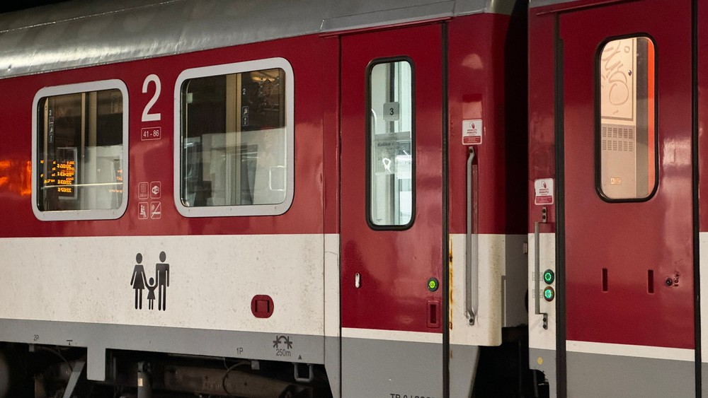 Pobodaná žena vo vlaku