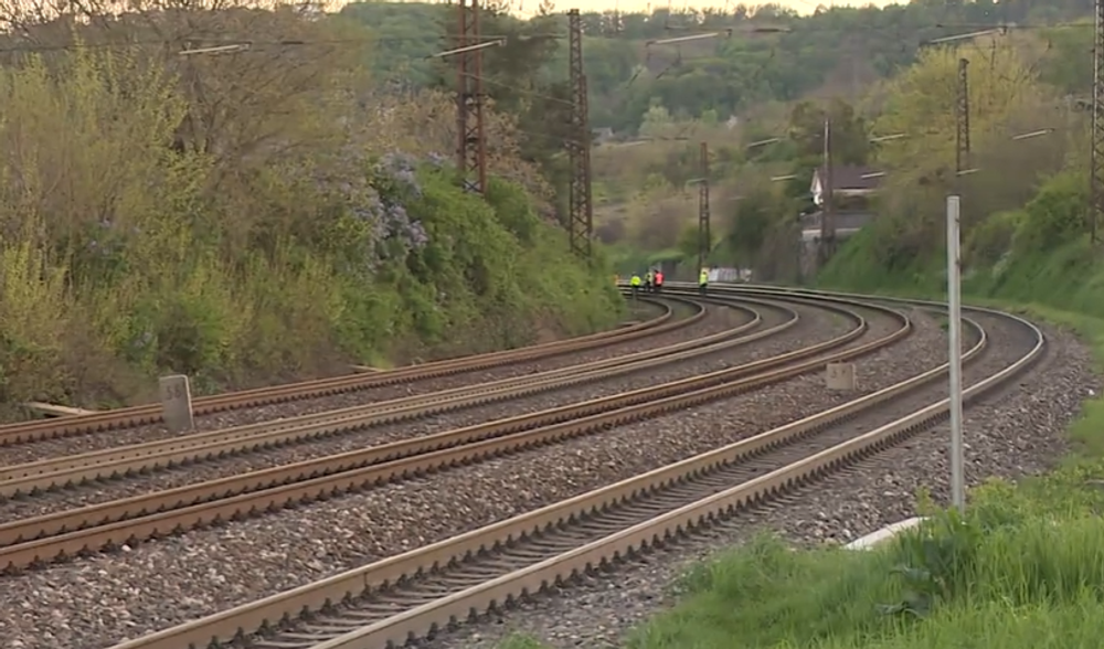 Vlak zrazil dve osoby v Bratislave 1