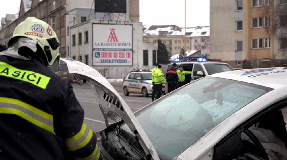 Po vážnej nehode policajnej hliadky odviezli do nemocnice policajta 