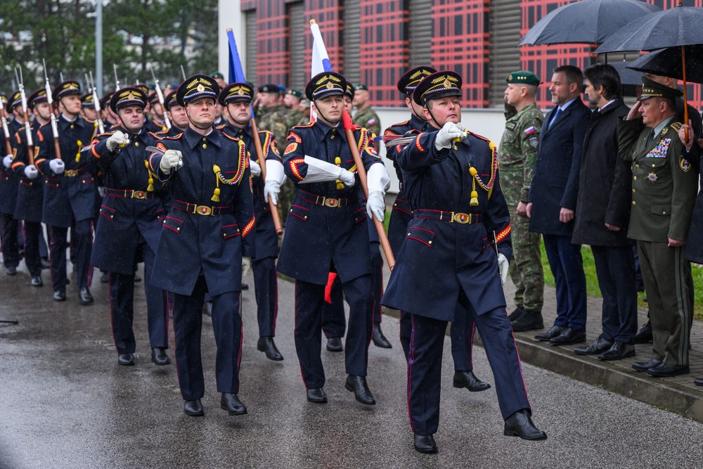 Na snímke sprava náčelník Generálneho štábu OS SR generál Daniel Zmeko, vicepremiér a minister obrany SR Robert Kaliňák (Smer-SD), prezident SR Peter Pellegrini a veliteľ Tímu pre integráciu síl NATO (NFIU) na Slovensku plukovník Marián Kurilla