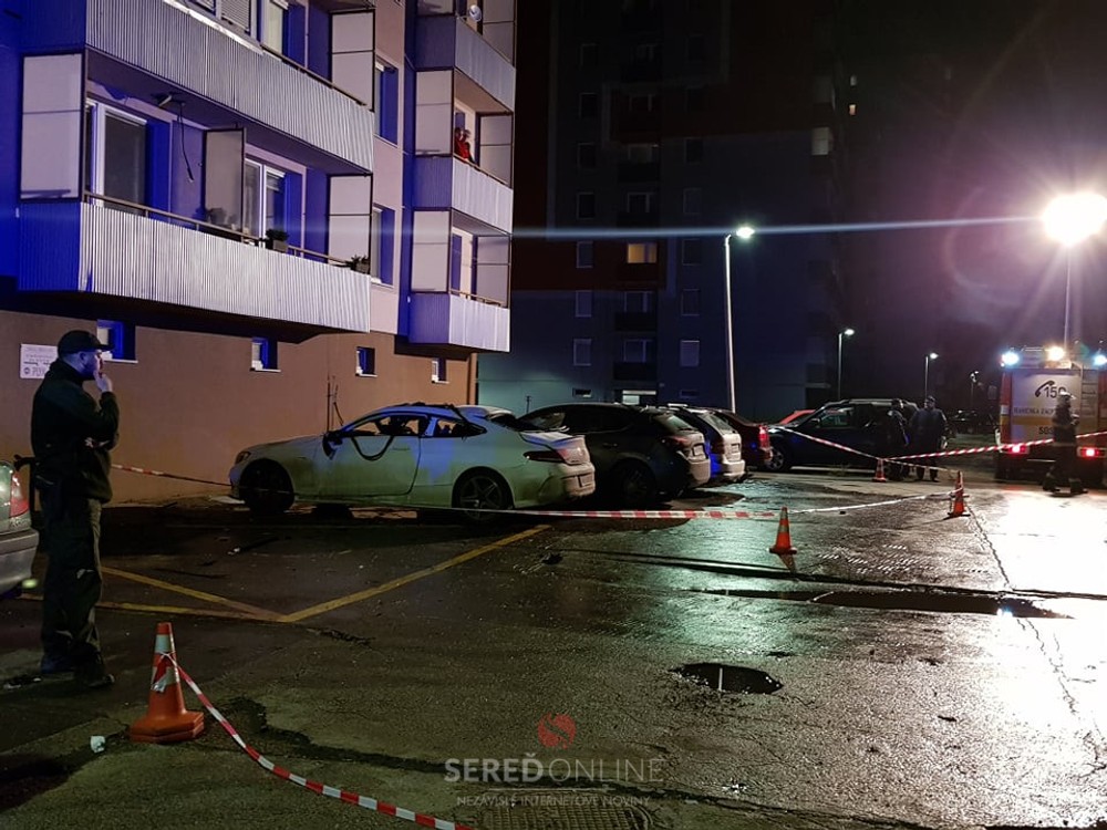 V Seredi vybuchlo pod bytovkou luxusné auto 4